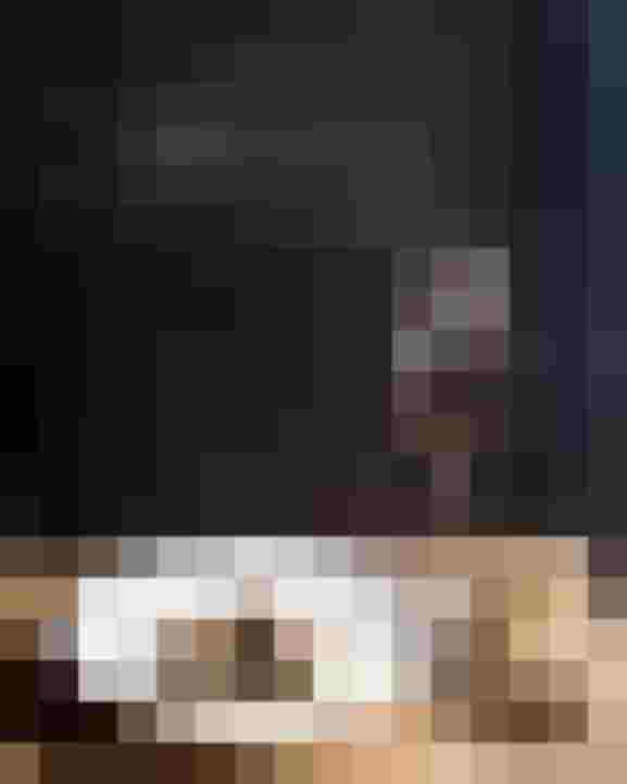 Gourmetgericht mit Kräuterlamm, Blätterteigtörtchen und Glas Rotwein im Designhotel Salzburg