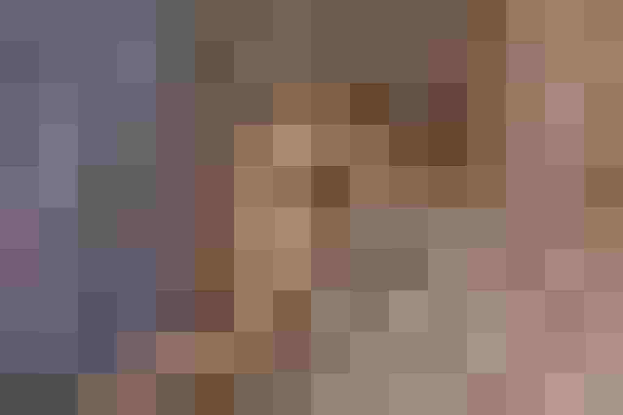 Marmorstruktur in Braun- und Grautönen symbolisiert natürliche Designakzente im Wellnesshotel