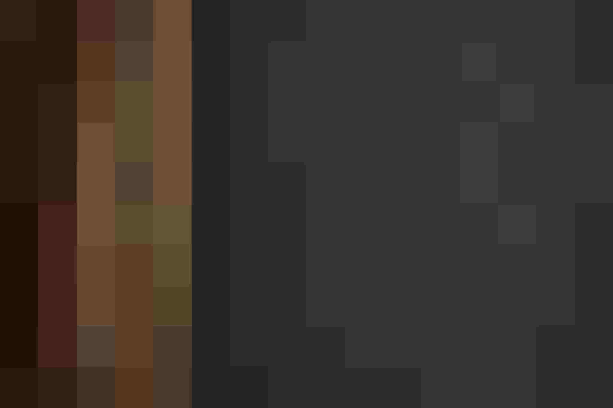 Goldener Bilderrahmen mit minimalistischer Drahtkunst im Designhotel im Salzburger Land