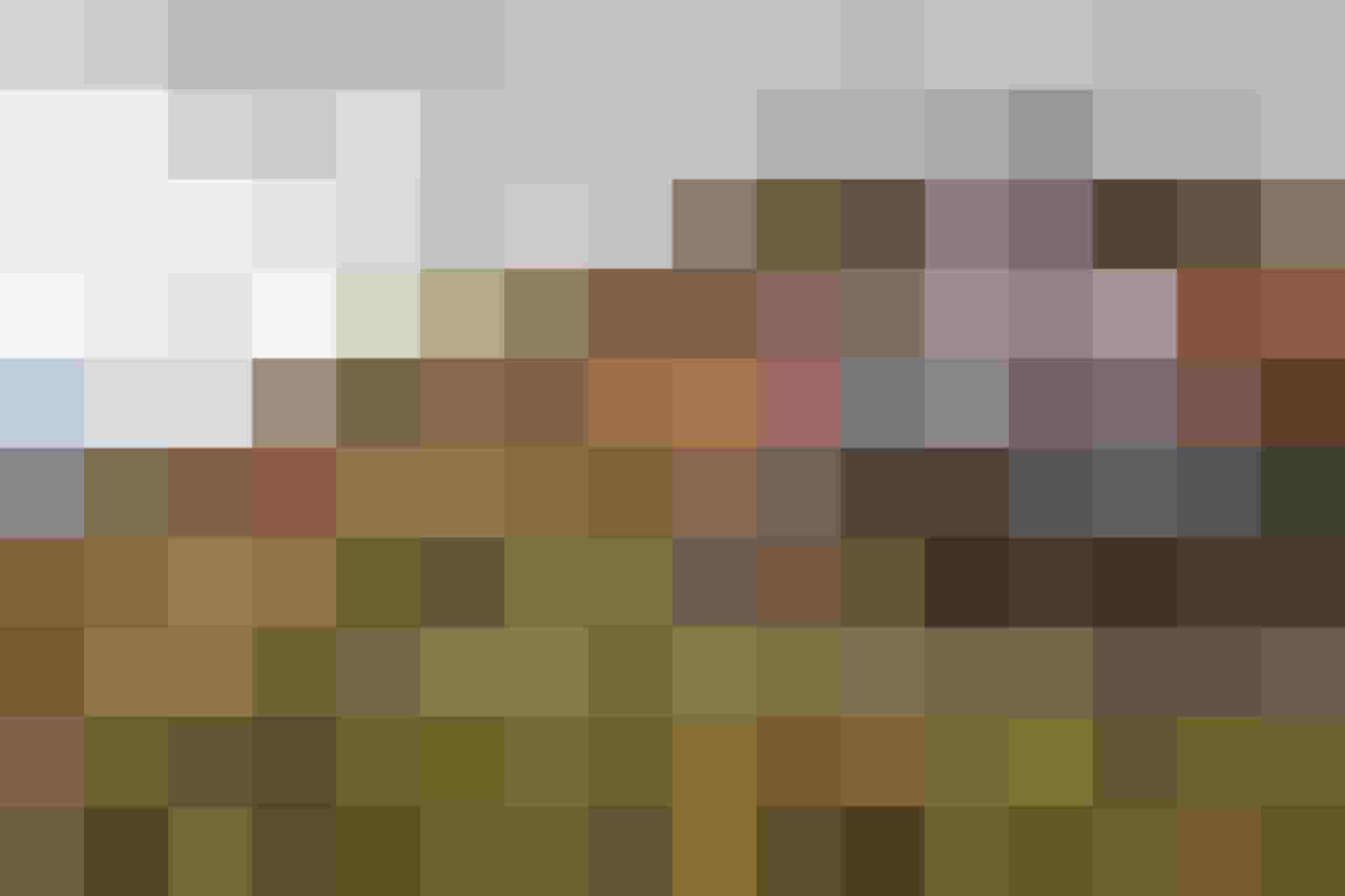 Frau sitzt auf Holzbank am Salzburger Almenweg in der Bergwelt bei Bad Hofgastein Wandern