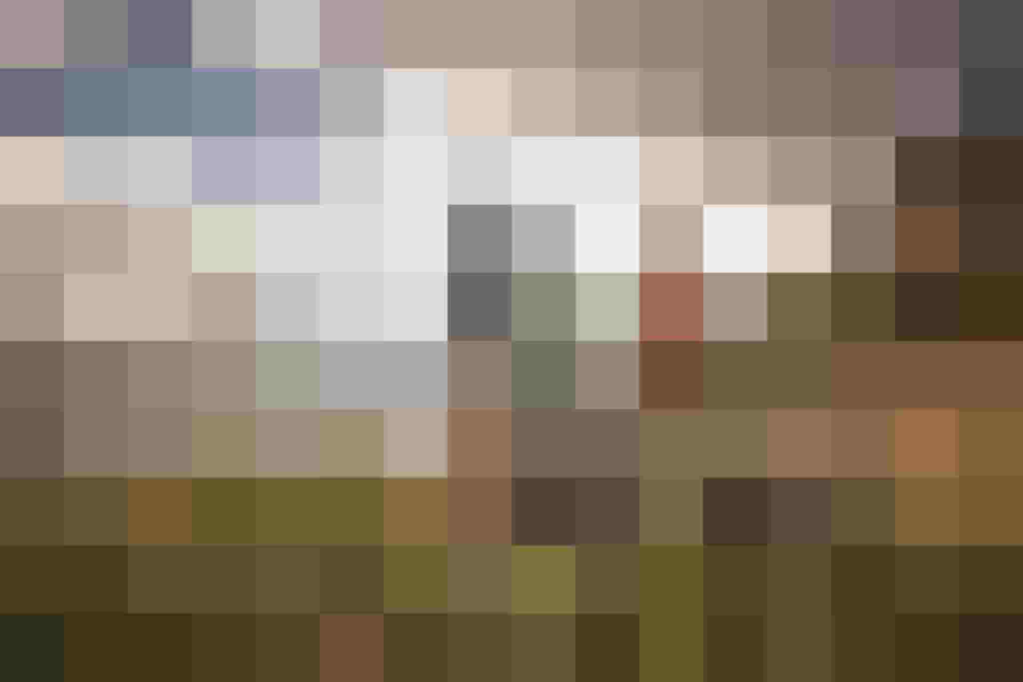 Zwei Mountainbiker mit Helm blicken auf Bergpanorama im Salzburger Land beim Bergurlaub