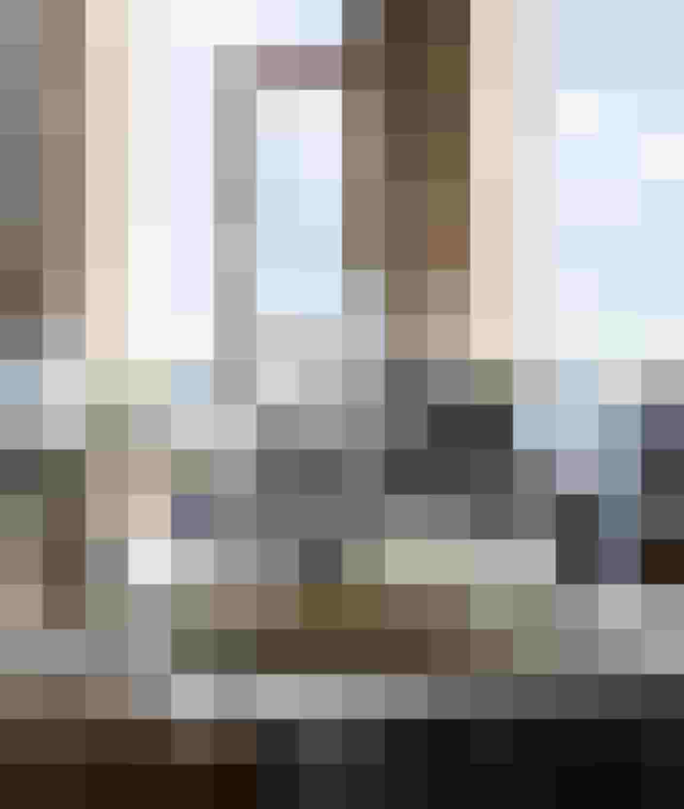 Elegante gedeckte Tafel mit Gläsern und Blumendekor im Designhotel in Bad Hofgastein