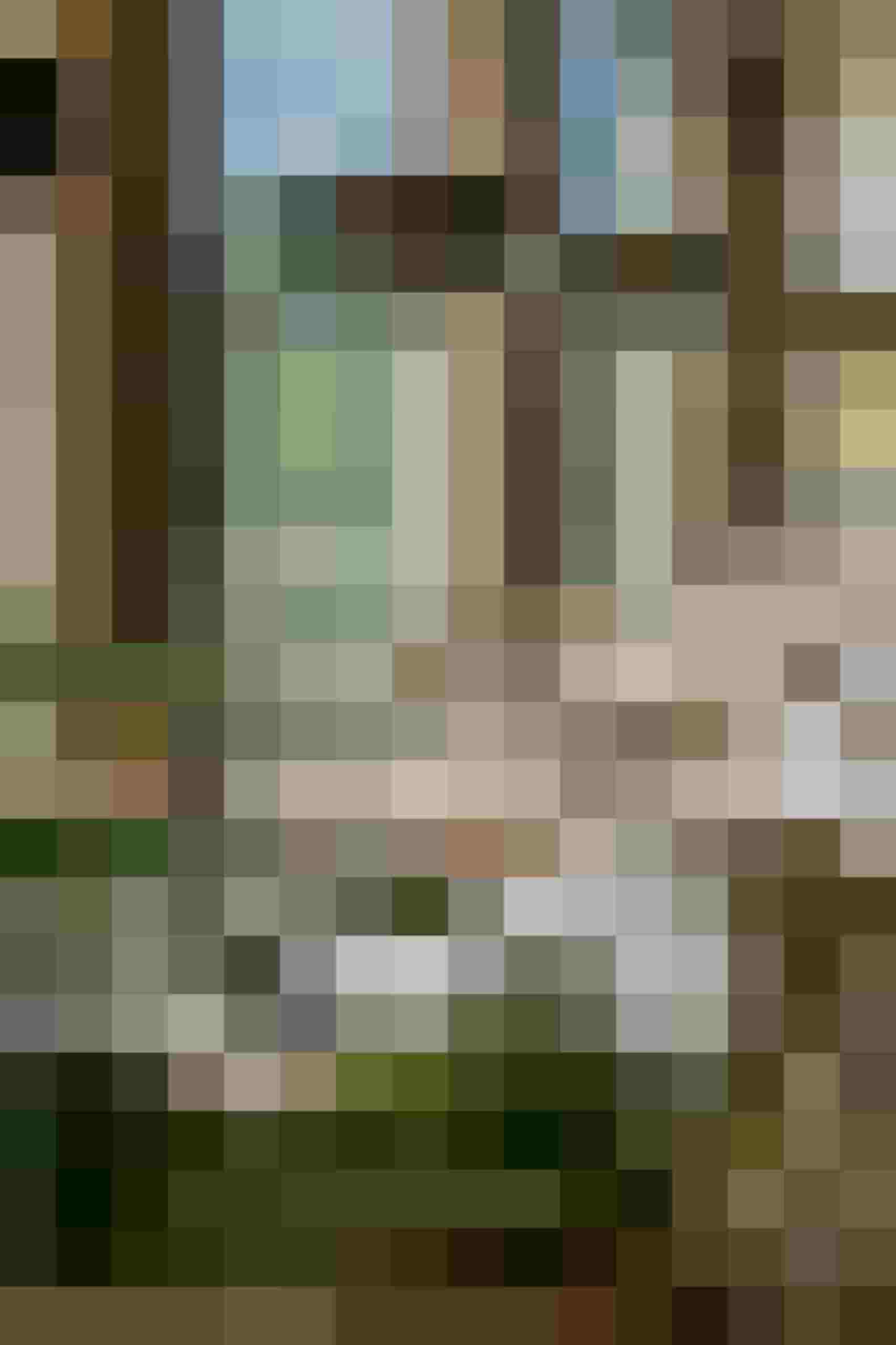 Designhotel Restaurant mit gedeckten Tischen und Bergblick im Wellnesshotel Bad Hofgastein