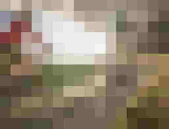 Zwei Mountainbiker fahren im Bergsommer auf einem Waldweg mit Bergpanorama im Salzburger Land