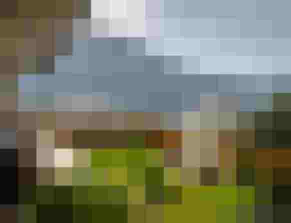 Terrasse mit Loungemöbeln, beheiztem Pool und Bergpanorama im Designhotel DAS.GOLDBERG