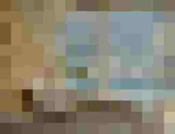 Lichter Ruheraum mit Pool und Bergblick im Wellnesshotel DAS.GOLDBERG Salzburger Land