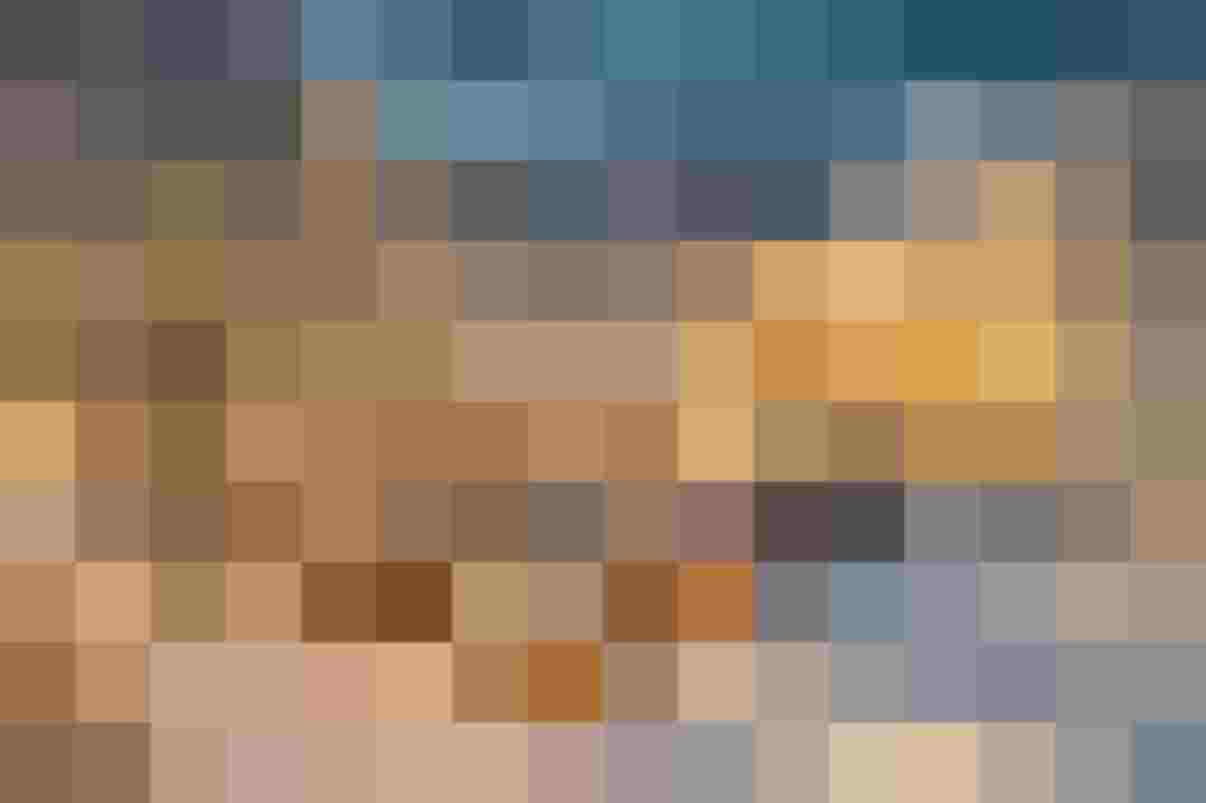 Winterlicher Weihnachtsmarkt mit beleuchteten Buden und verschneiter Bergkulisse im Salzburger Land