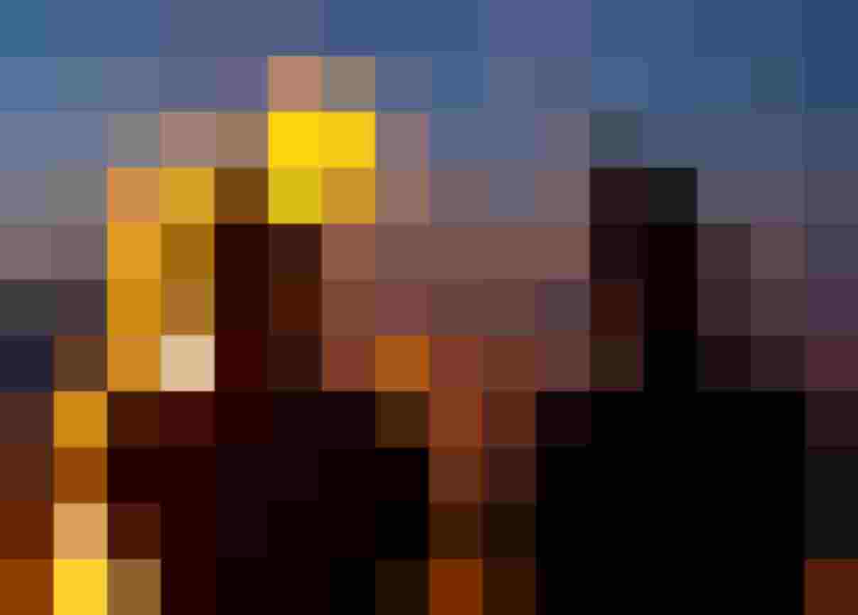 zwei Männer in Trachtenhüte vor lodrigem Feuer im Salzburger Land bei Abendstimmung