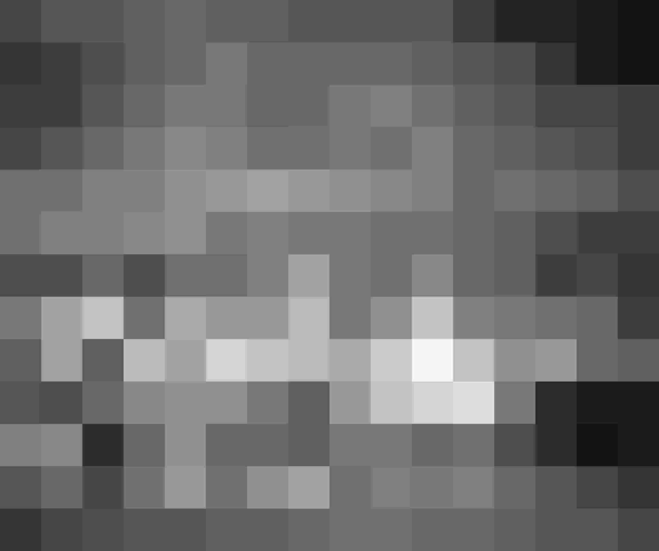 Fünf Personen entspannt sitzend vor Holzhaus mit großem G im Designhotel DAS.GOLDBERG