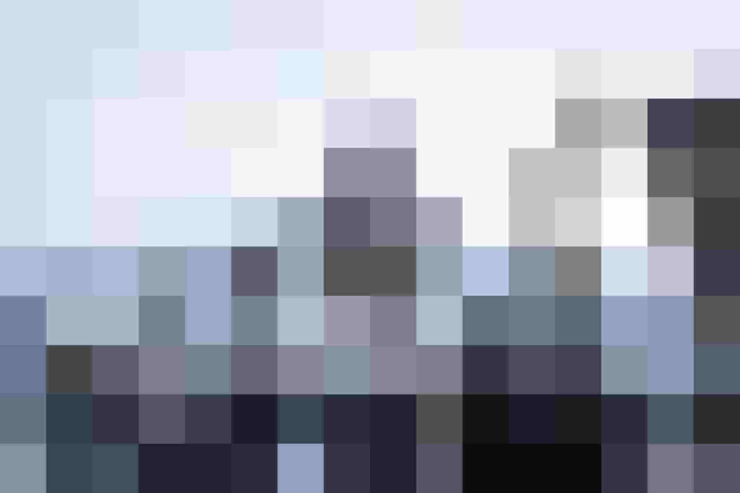 Traditionelle Trachtenträger mit Tierfiguren und Blumen auf Hüten vor Alpenpanorama in Österreich