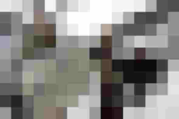 Menschen in traditionellen Krampuskostümen vor winterlicher Berglandschaft im Salzburger Land Skihotel