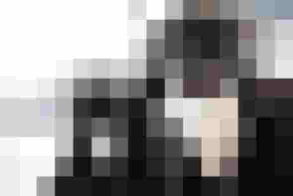 Traditionelle Perchtenmasken in schwarzer Fellkleidung vor winterlicher Bergkulisse im Salzburger Land