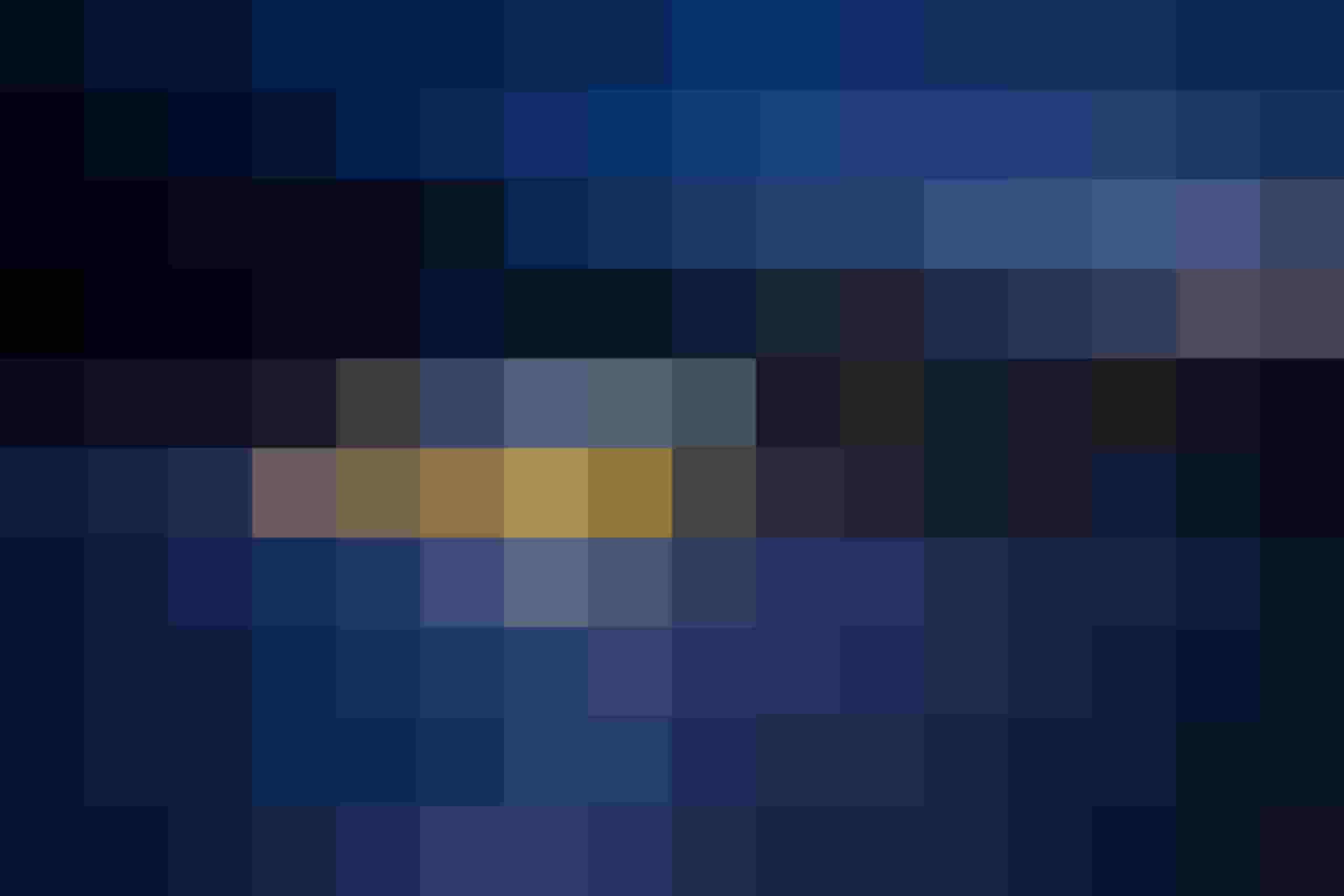 Beleuchtete Holzhütte im Schnee vor Bergpanorama bei Nacht im Salzburger Land Wellnesshotel