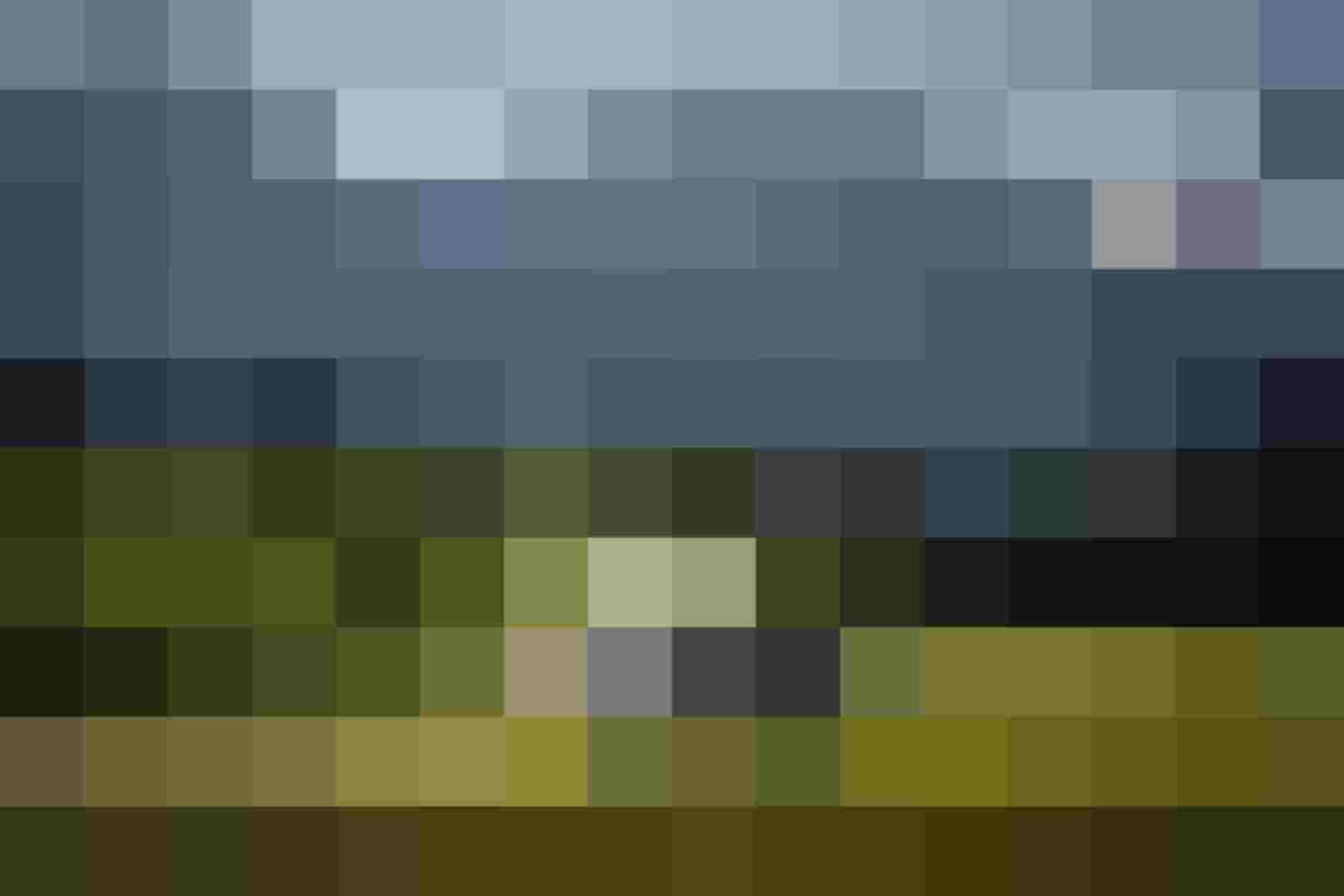 Golfbal op de tee met golfclub voor bergpanorama in het wellnesshotel in Salzburgerland