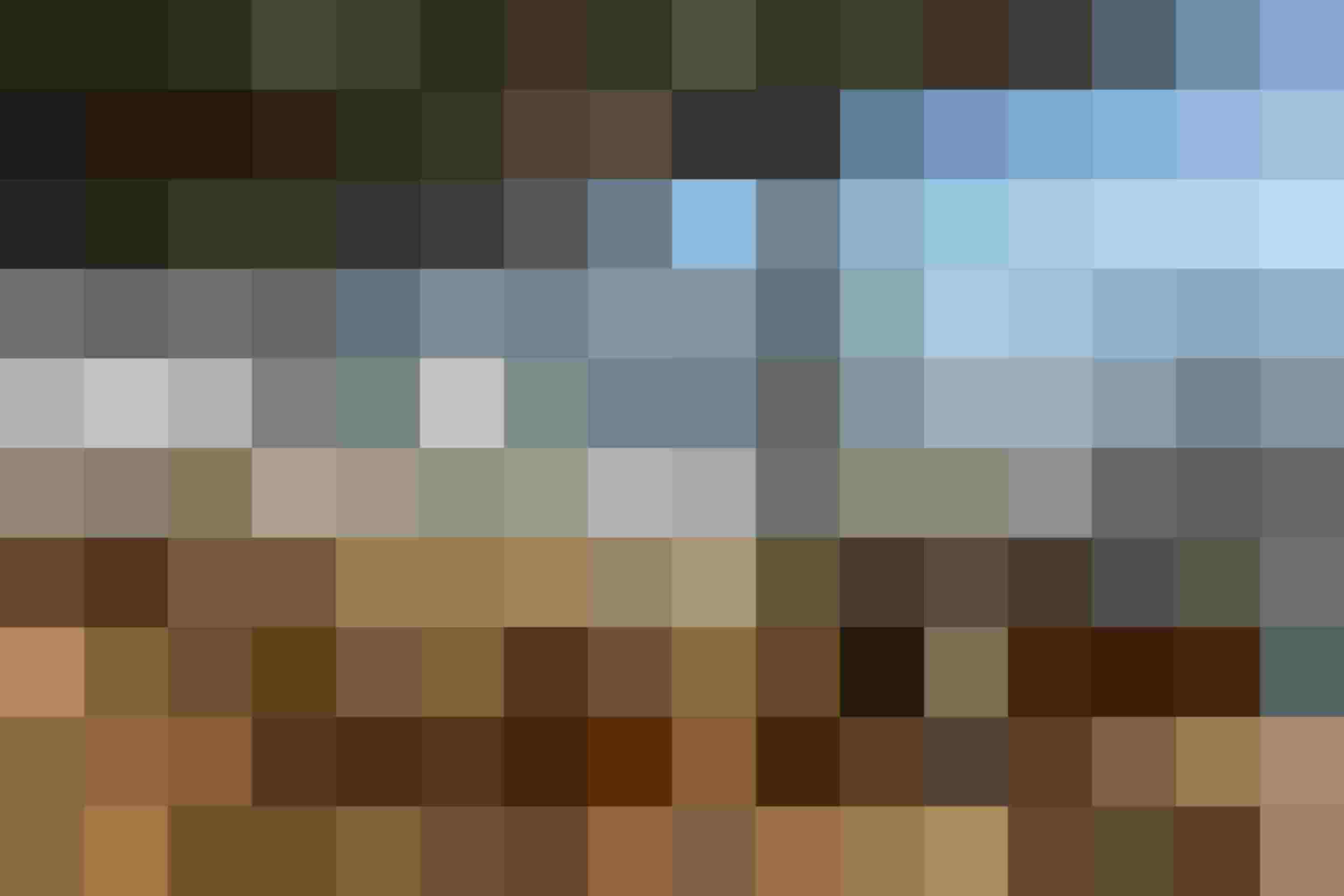 Gemütliche Terrasse mit Holzstühlen und Blick auf verschneite Berge im Salzburger Land.