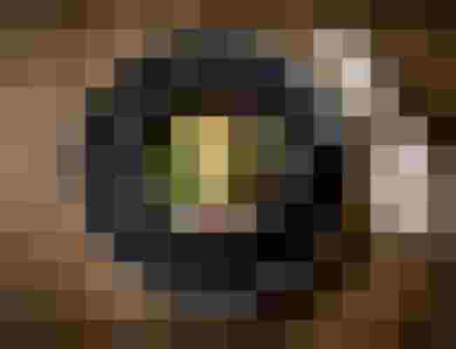 Gourmetgericht in elegantem Geschirr, garniert mit frischen Kräutern und Saucen.