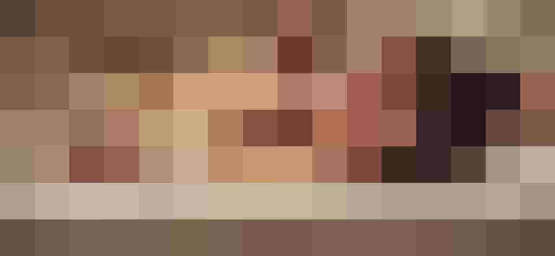 Pár relaxuje ve vířivce s okvětními lístky růží ve wellness hotelu v Bad Hofgasteinu