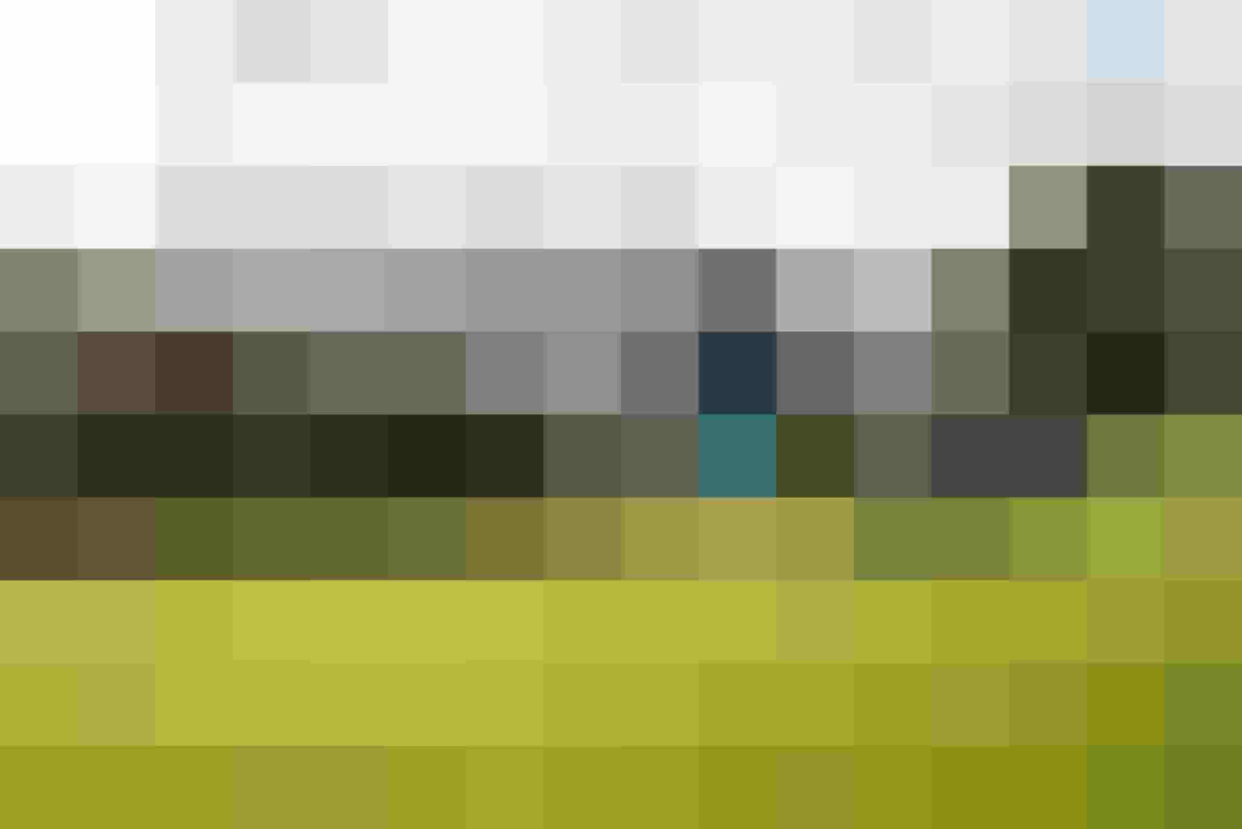 Mann mit Golftasche auf Grün vor Alpenpanorama im Naturhotel Bad Hofgastein