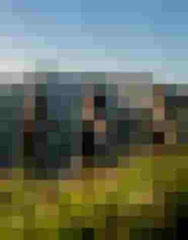 Drei Frauen genießen Yoga und Entspannung in den Alpen mit Bergpanorama im Naturhotel Gasteinertal