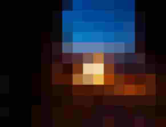 Alphornbläser und Menschen am Lagerfeuer vor Alpenpanorama bei Sonnenuntergang