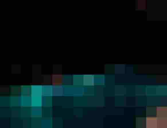 Infinity Pool Hotel Alpen nachts mit beleuchtetem Pool und Bergpanorama