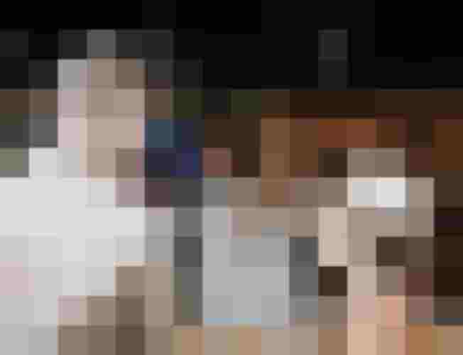 Barkeeper mixt Cocktail für zwei Gäste