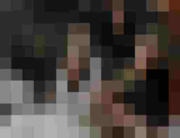 Wellnessbehandlung mit Kräuterstempeln auf dem Rücken