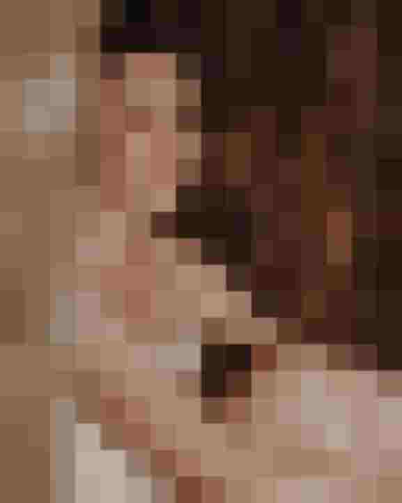 Frau entspannt im warmen Goldstollen Spa