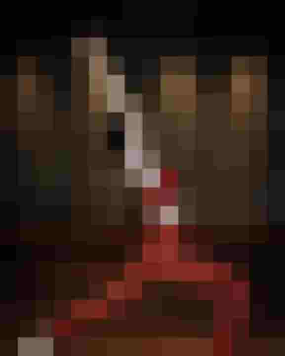 Frau in roter Sportkleidung übt Yoga im Innenraum