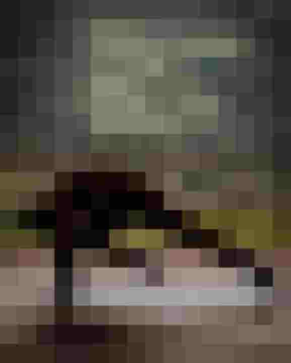 Person macht Yogaübung mit Bergblick