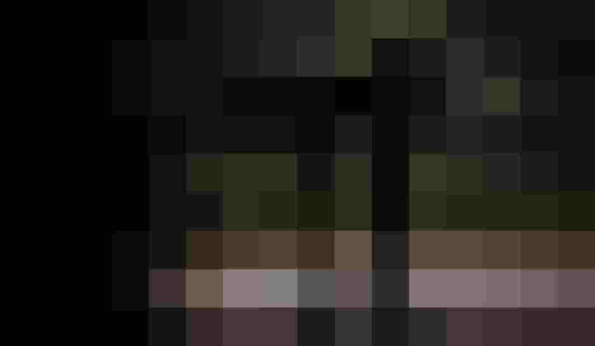 Person macht Yogaübung vor Bergkulisse