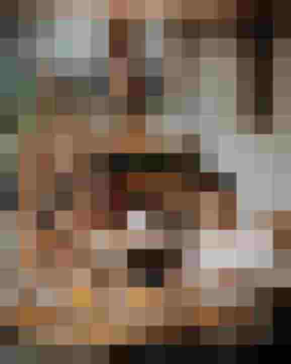 Paar genießt Frühstück im modernen Restaurant