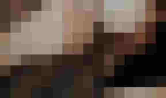 Person hält Keramiktasse mit Heißgetränk