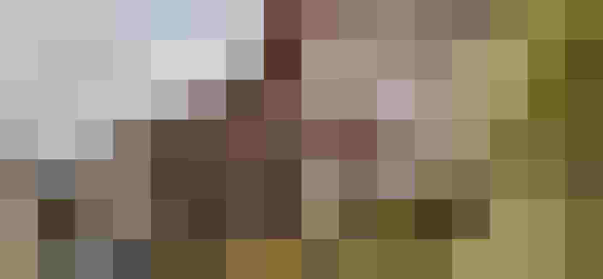 Holzverkleidetes Hotelgebäude mit Garten und Metallfigur