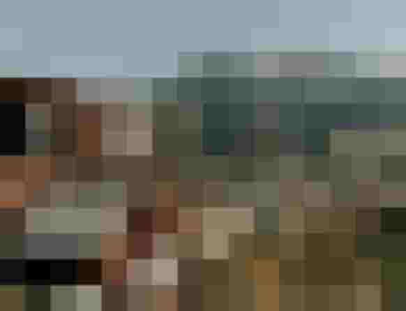 Hotelanlage mit Infinity Pool über dem Gasteinertal in den Alpen