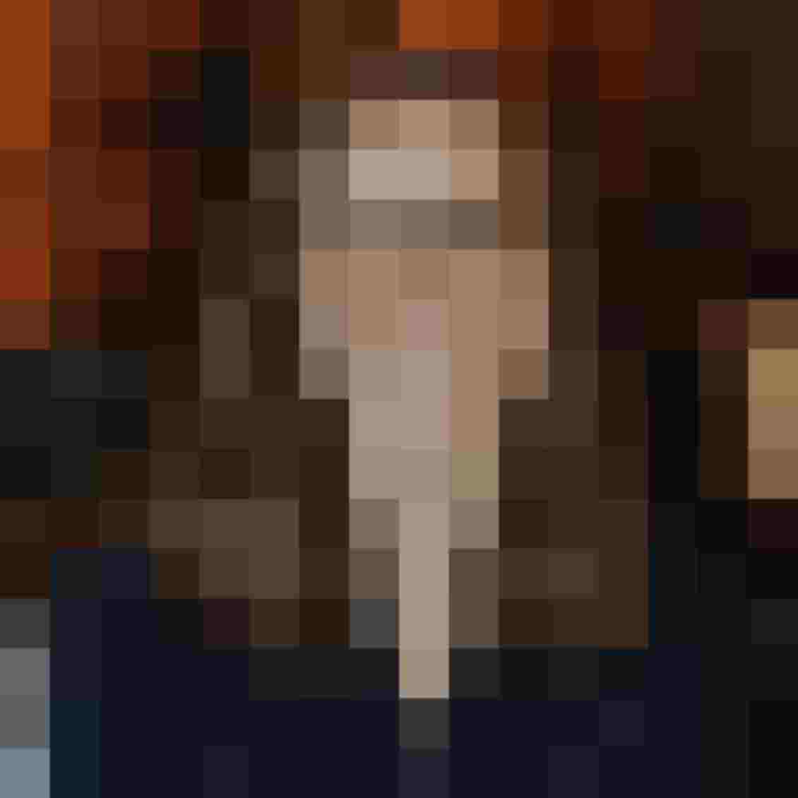 Smiling DAS.GOLDBERG employee in a warm hotel ambiance