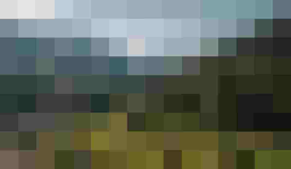 Drohnenansicht eines Golfplatzes im Tal zwischen bewaldeten Bergen und verstreuten Häusern