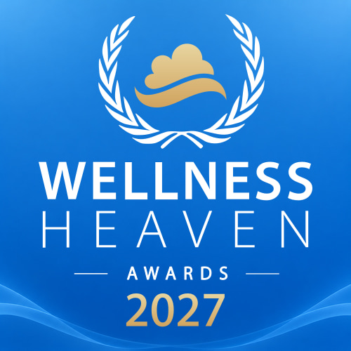 Wellness Heaven Awards 2027: weißer Lorbeerkranz mit goldenem Symbol auf blauem Hintergrund